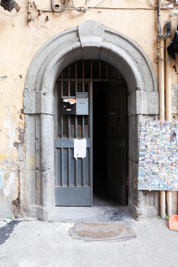 Appartamento Moderno Nel Centro Storico Наполи Екстериор снимка
